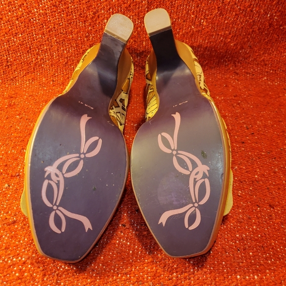 Poetic License Gold Genuine Leather Peek A Boo peep toe pumps. - Picture 9 of 14